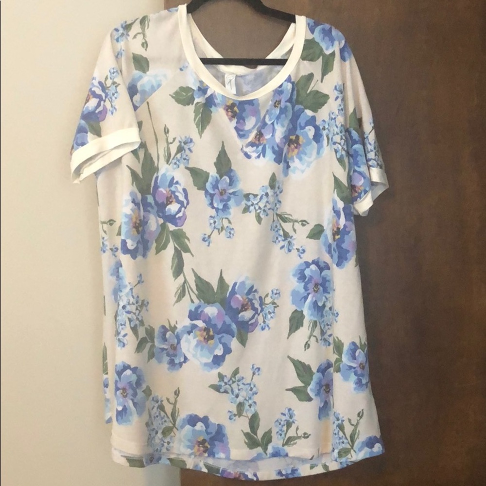 Gorgeous blue floral tshirt 3x